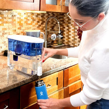 Load image into Gallery viewer, PUR 30-Cup Water Filter Dispenser with 1 Genuine PUR Filter, Large 30-Cup Capacity, 2-in-1 Powerful, Faster Filtration, Lasts 2 Months or 40 Gallons, Dishwasher Safe, White/Blue (DS1800Z)